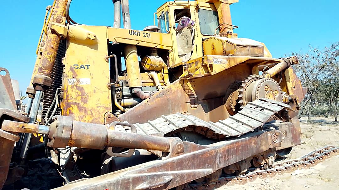 Side view showing the bulldozer undercarriage and hydraulic systems